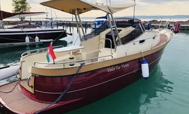 Motoros yacht a siófoki kikötőben – ajándék élményhajózás